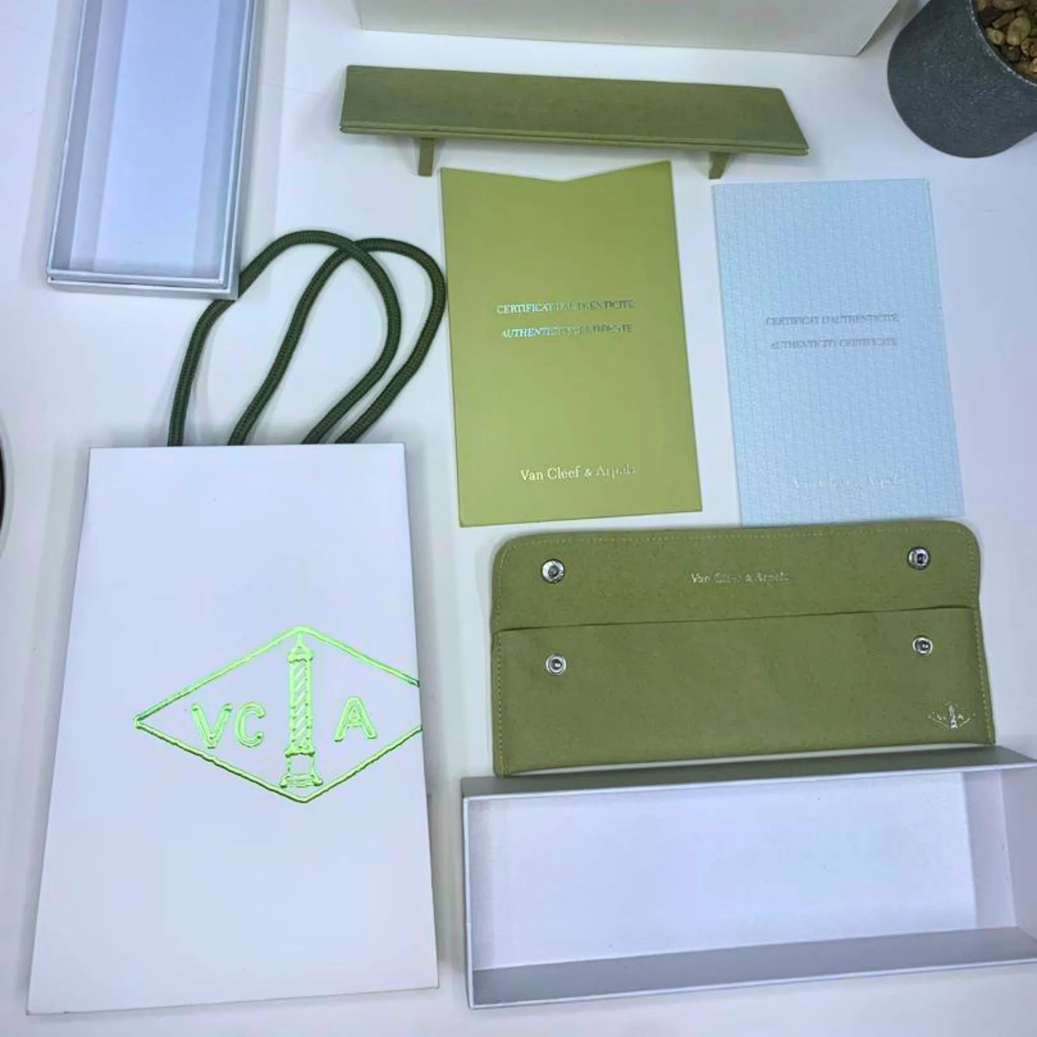 Van Cleef & Arpels Green Suede Necklace Holder Travel Pouch – Authentic, Box Only