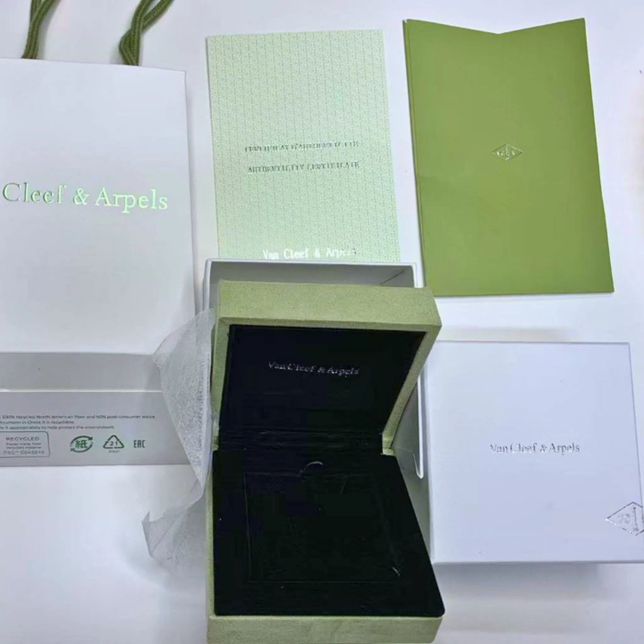 Van Cleef & Arpels Green Suede Pendant Necklace Jewellery Box & Presentation Case – Authentic, Box Only