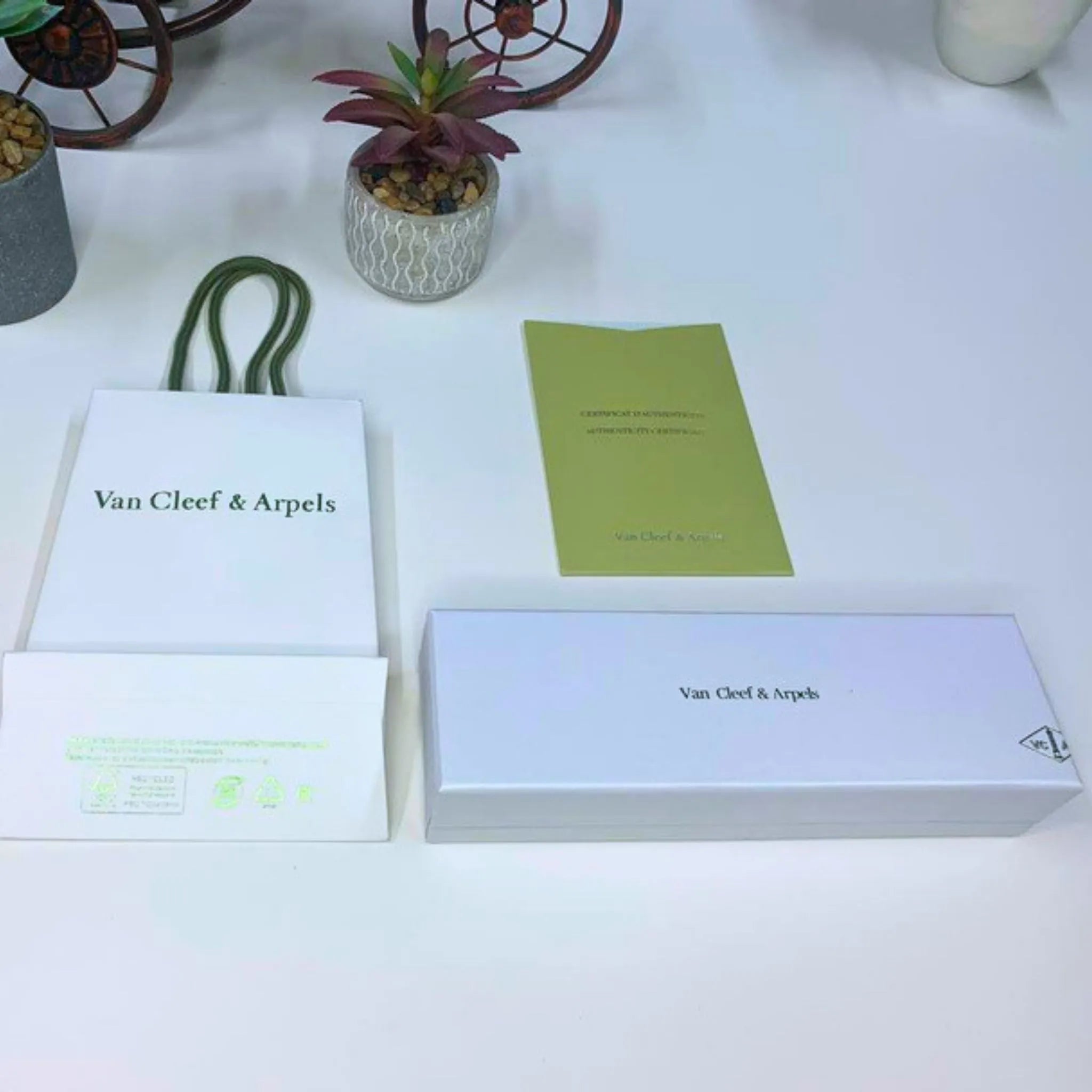 Van Cleef & Arpels Green Suede Necklace Holder Travel Pouch – Authentic, Box Only