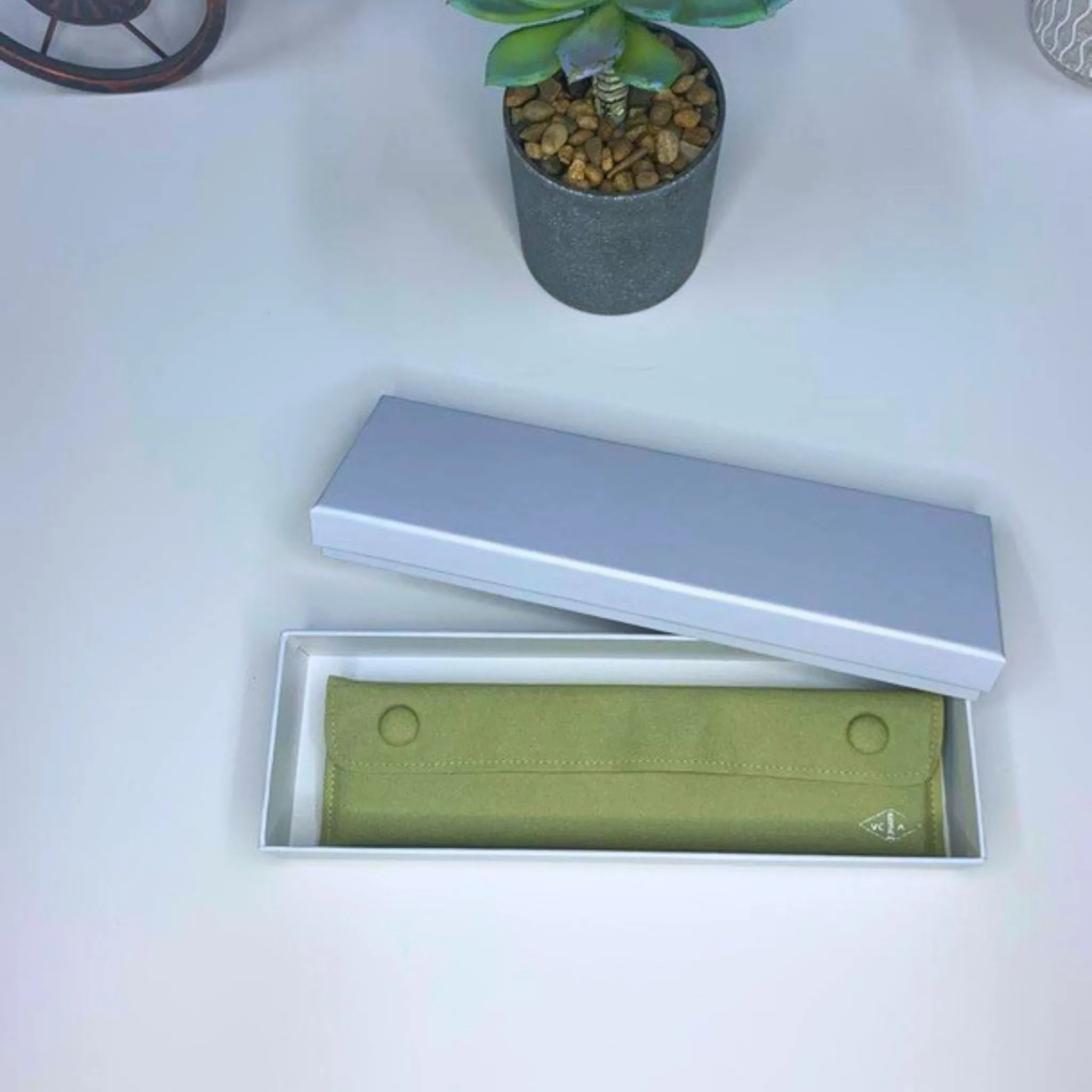 Van Cleef & Arpels Green Suede Necklace Holder Travel Pouch – Authentic, Box Only