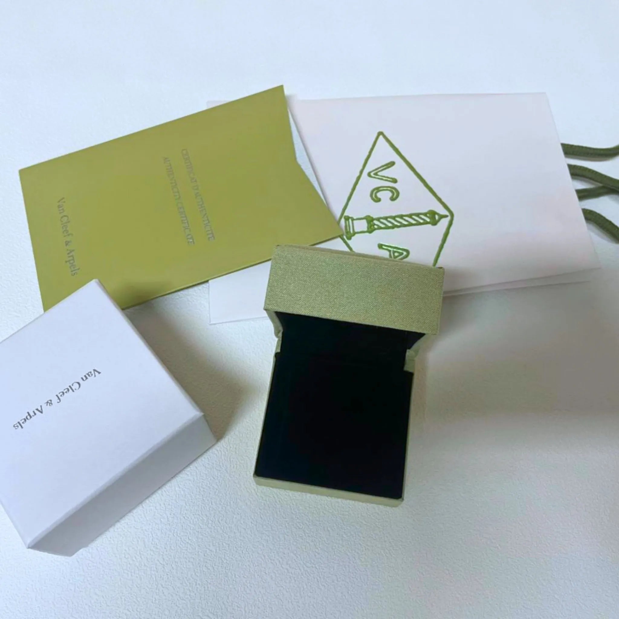 Van Cleef & Arpels Green Suede Ring Jewellery Box & Presentation Case – Authentic, Box Only