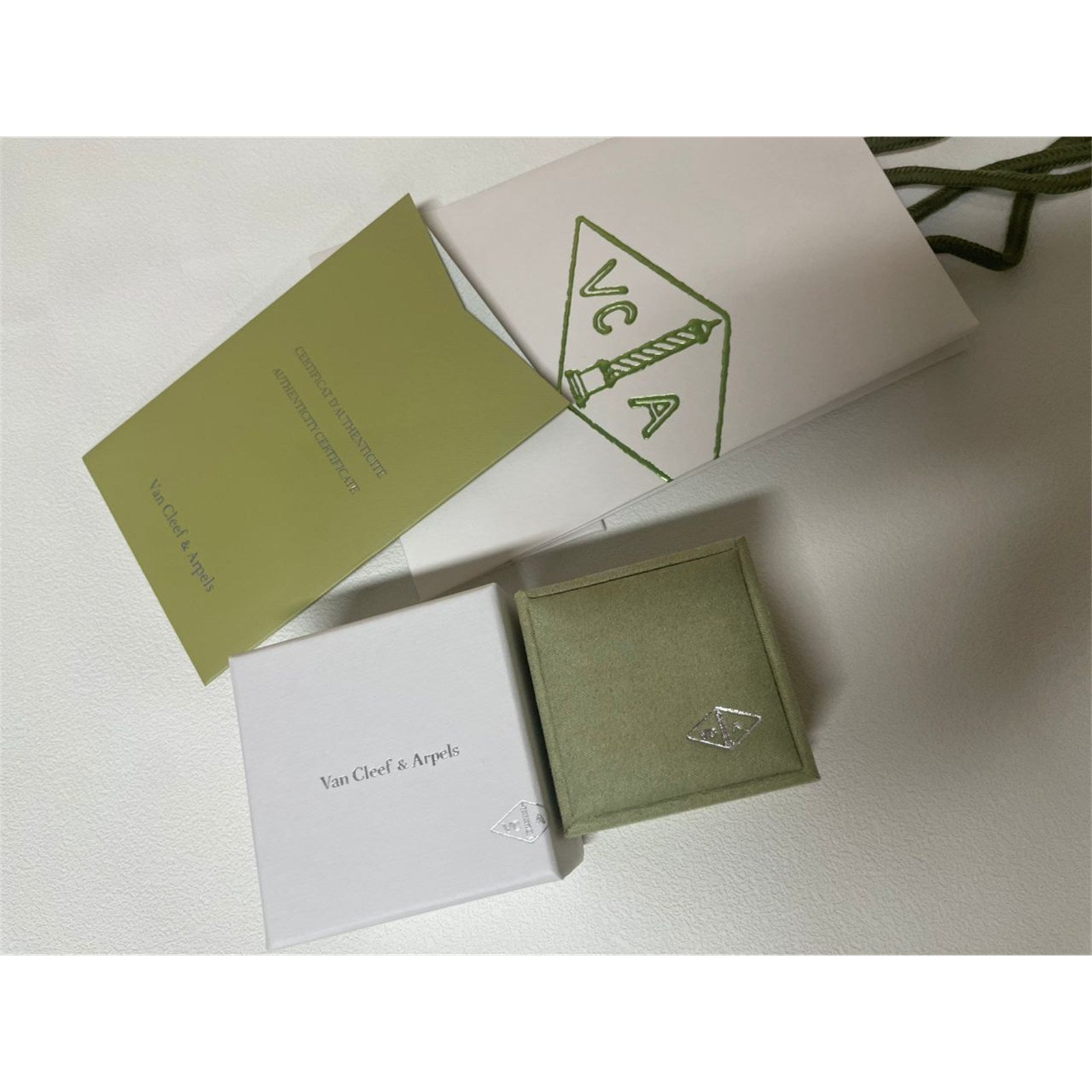 Van Cleef & Arpels Green Suede Ring Case Gift Box Set – Authentic, Box Only