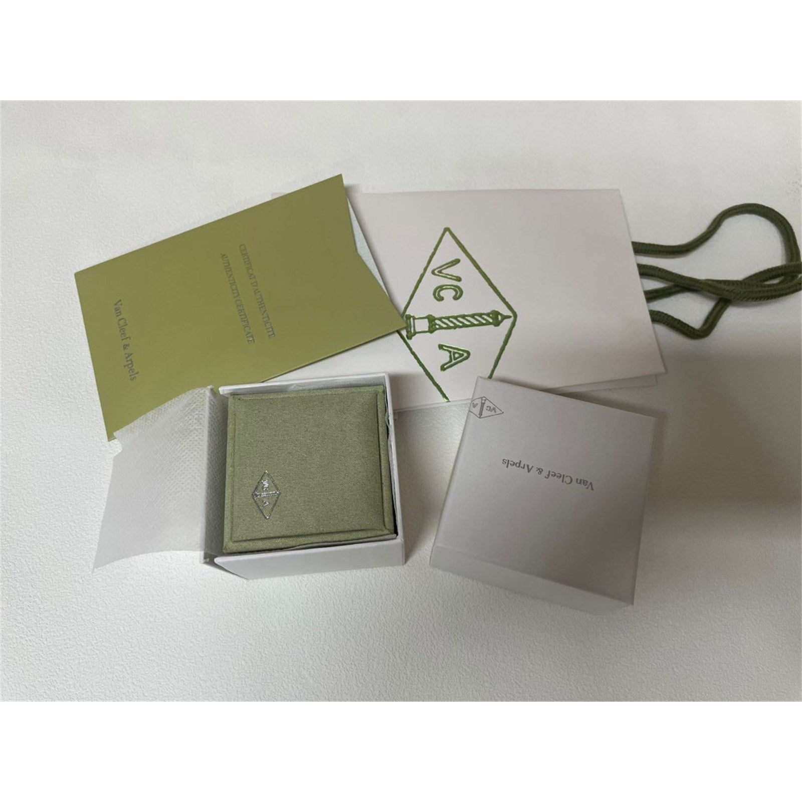 Van Cleef & Arpels Green Suede Ring Case Gift Box Set – Authentic, Box Only