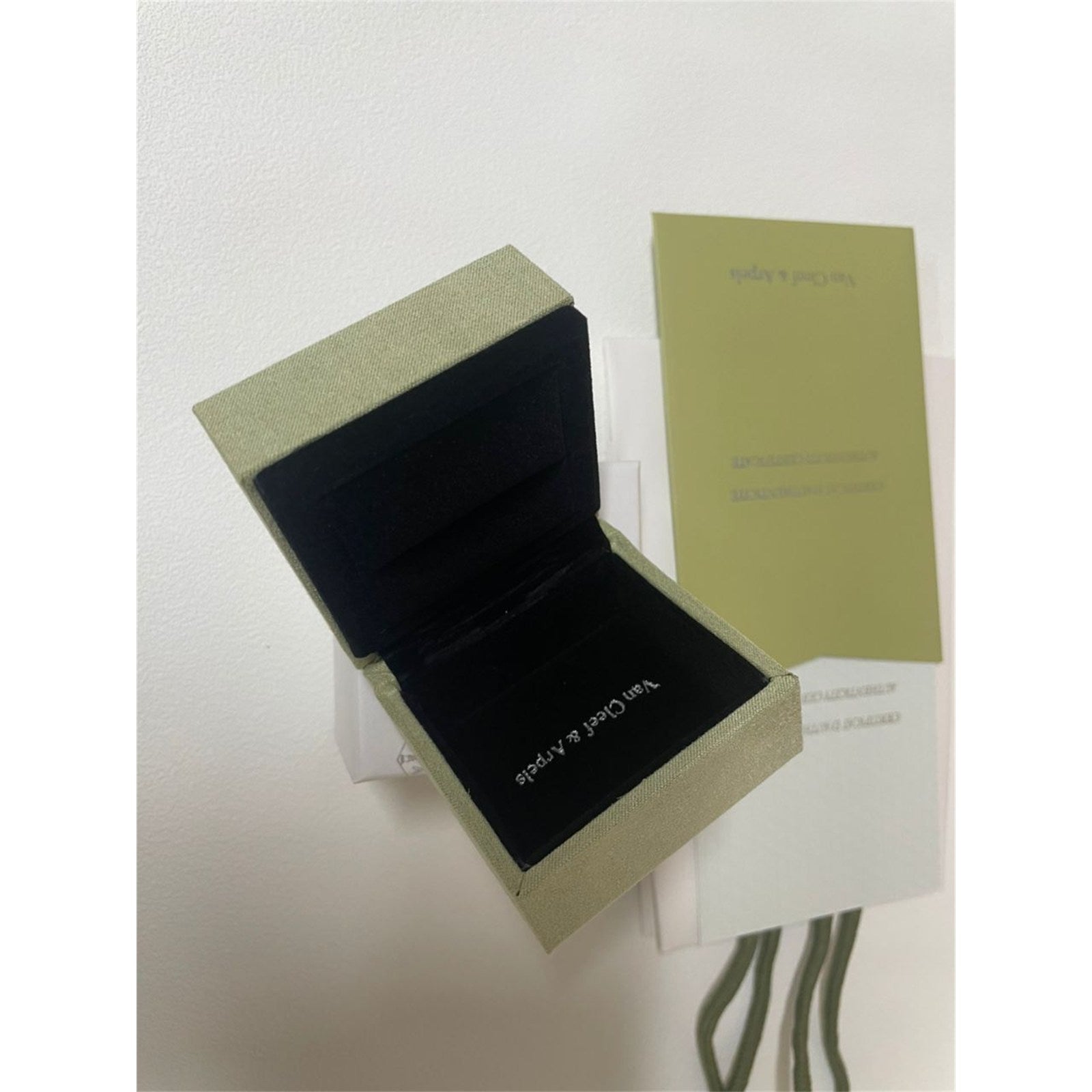 Van Cleef & Arpels Green Suede Ring Case Gift Box Set – Authentic, Box Only