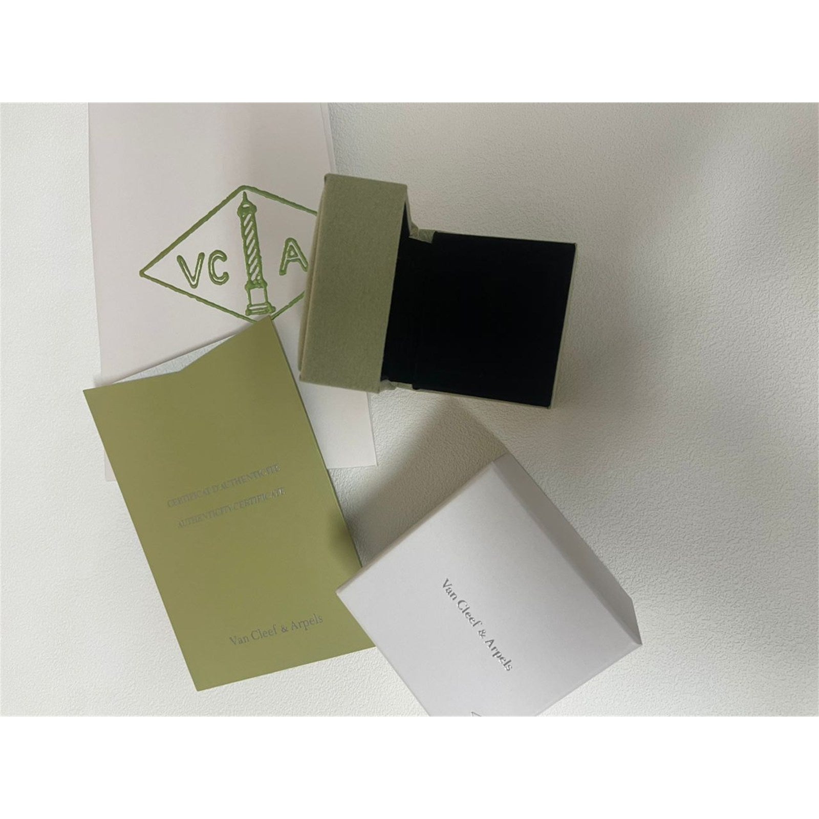 Van Cleef & Arpels Green Suede Ring Case Gift Box Set – Authentic, Box Only