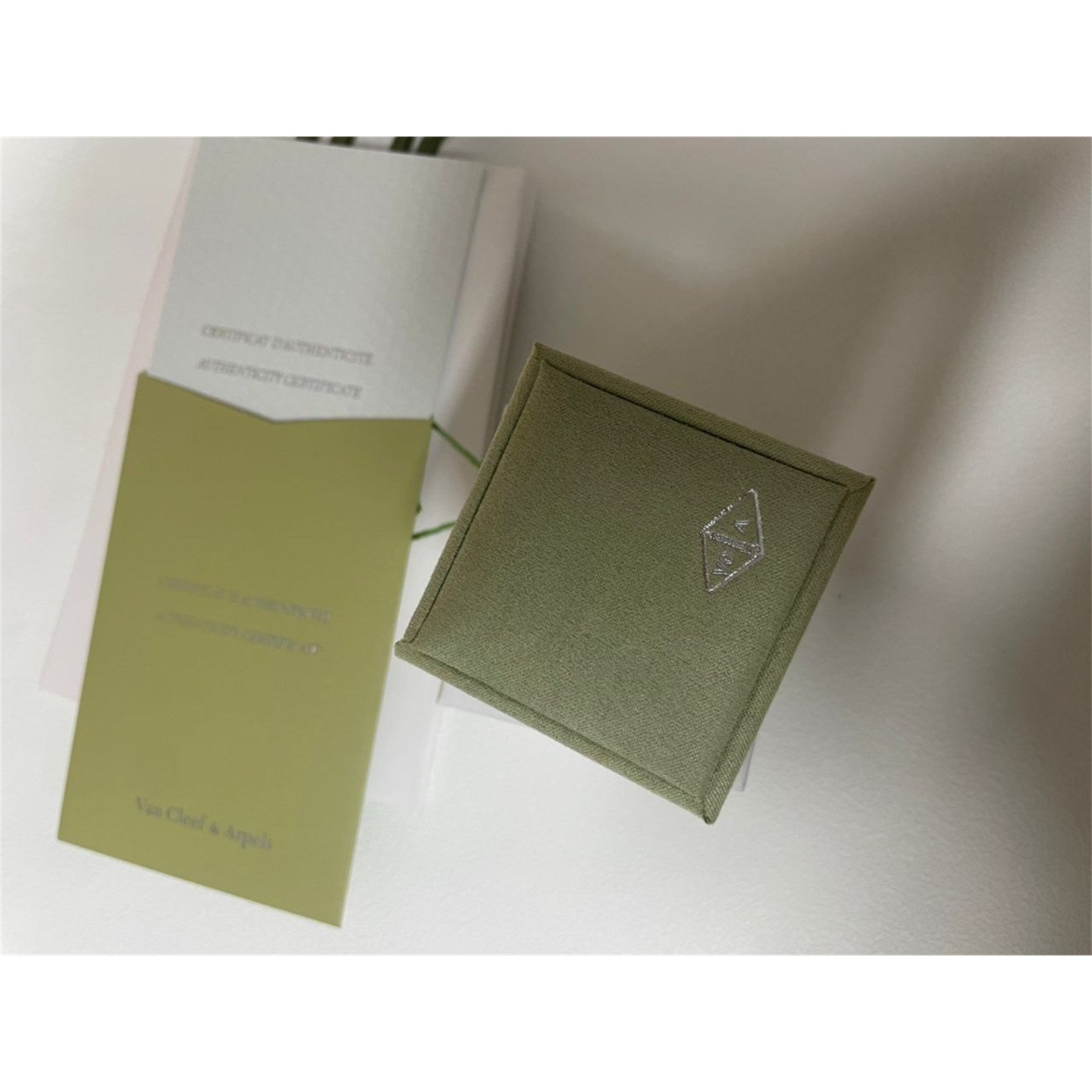 Van Cleef & Arpels Green Suede Ring Case Gift Box Set – Authentic, Box Only