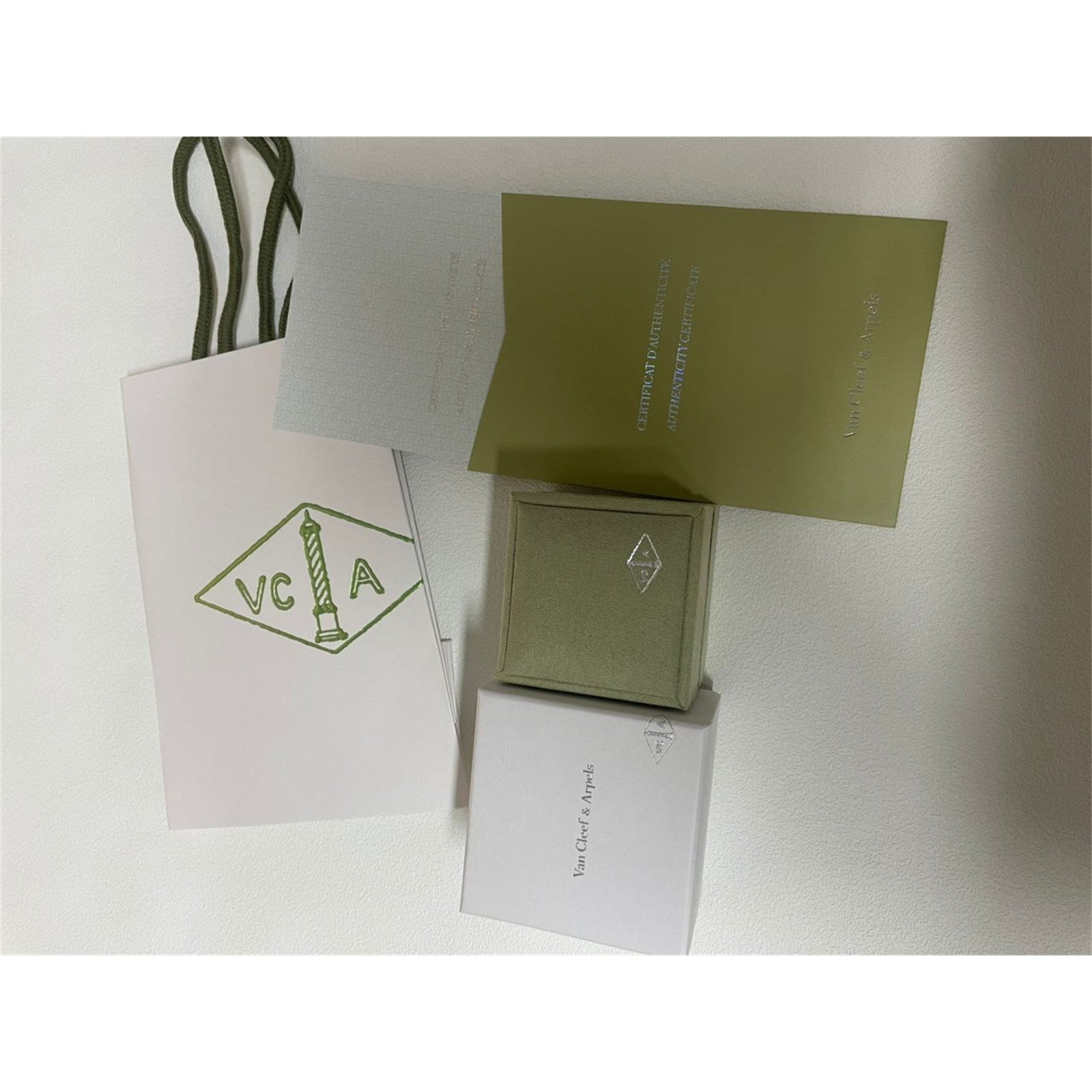 Van Cleef & Arpels Green Suede Ring Case Gift Box Set – Authentic, Box Only