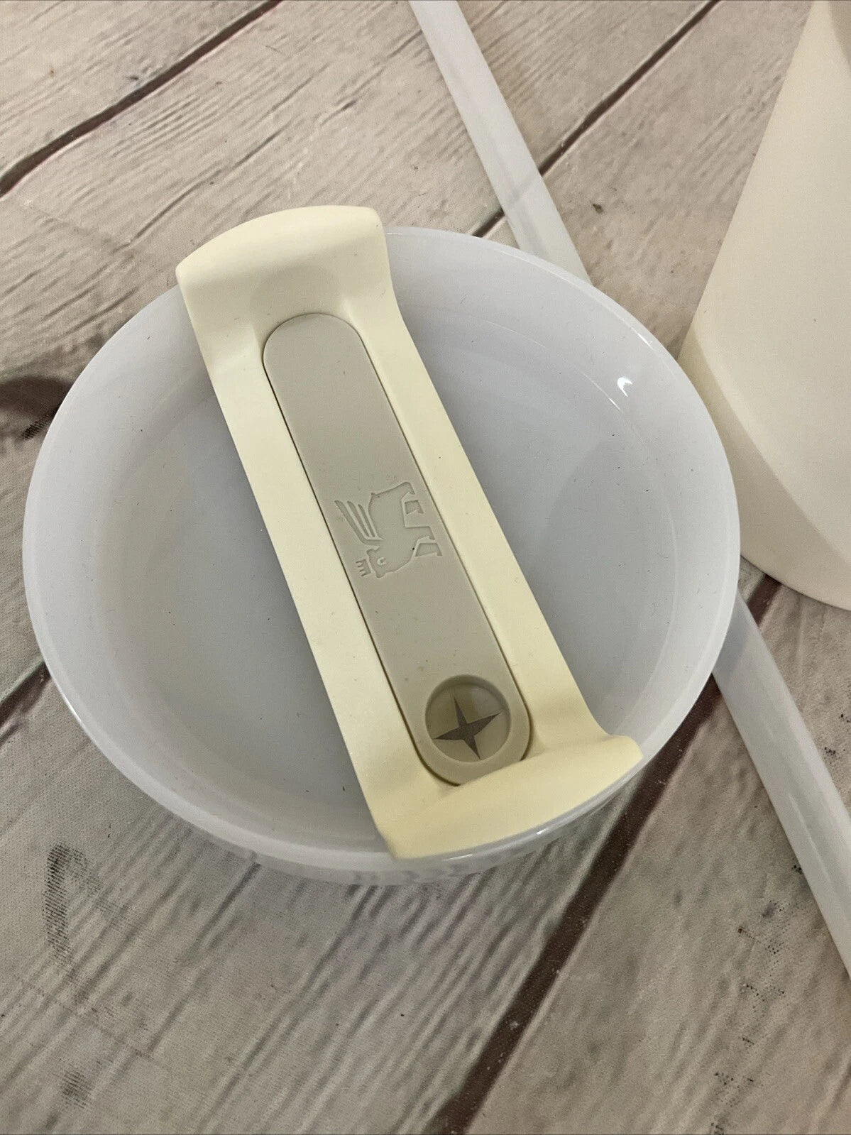 Stanley Quencher H2.0 FlowState Tumbler with Handle & Straw – 40 oz – Cream